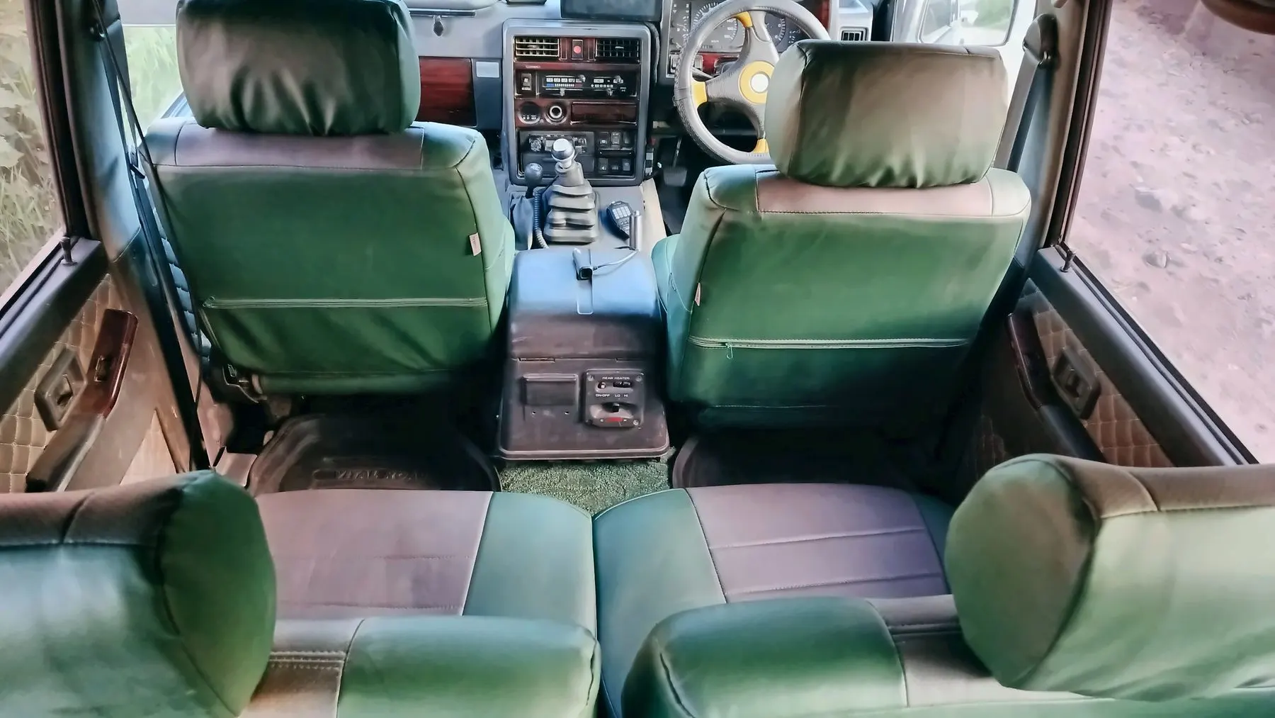 Салон Nissan Safari: передние сиденья и торпедо
