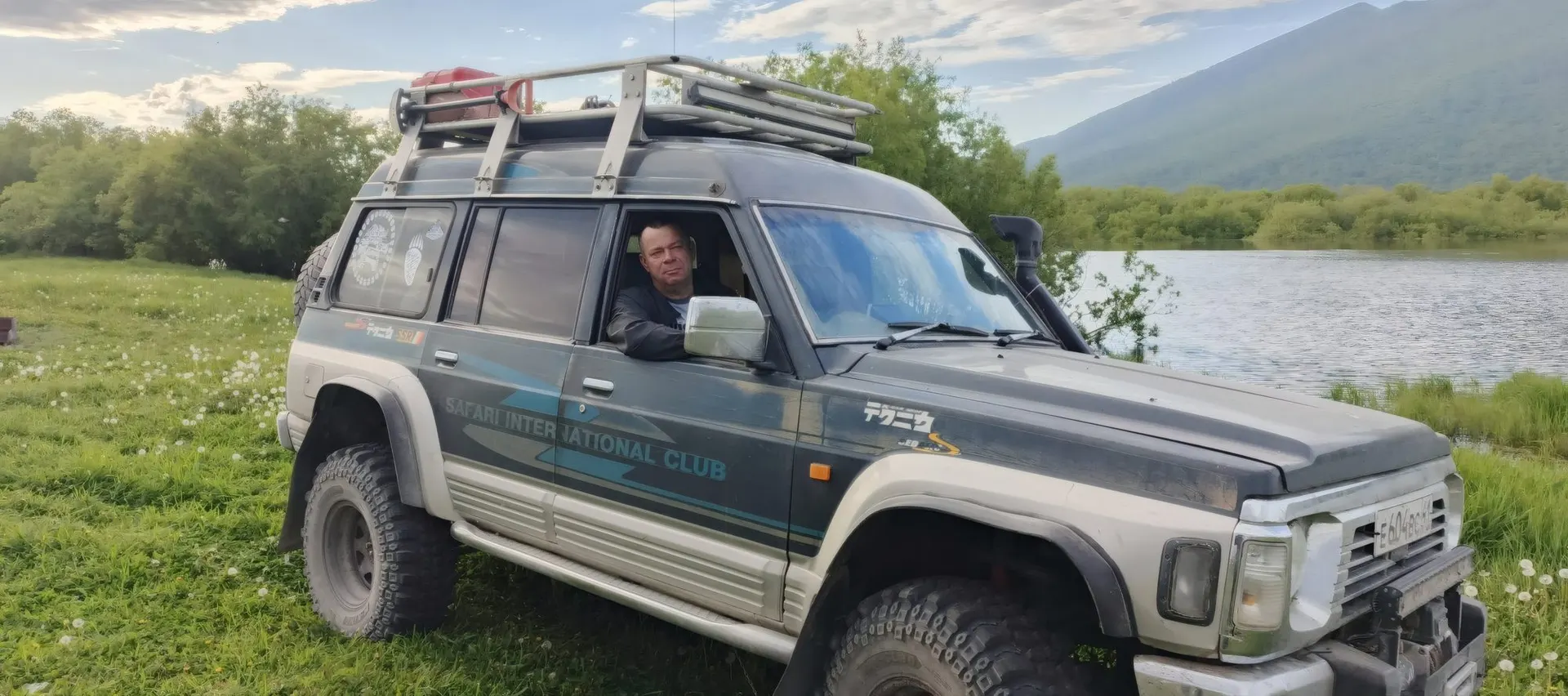 Владимир за рулём Nissan Safari у реки