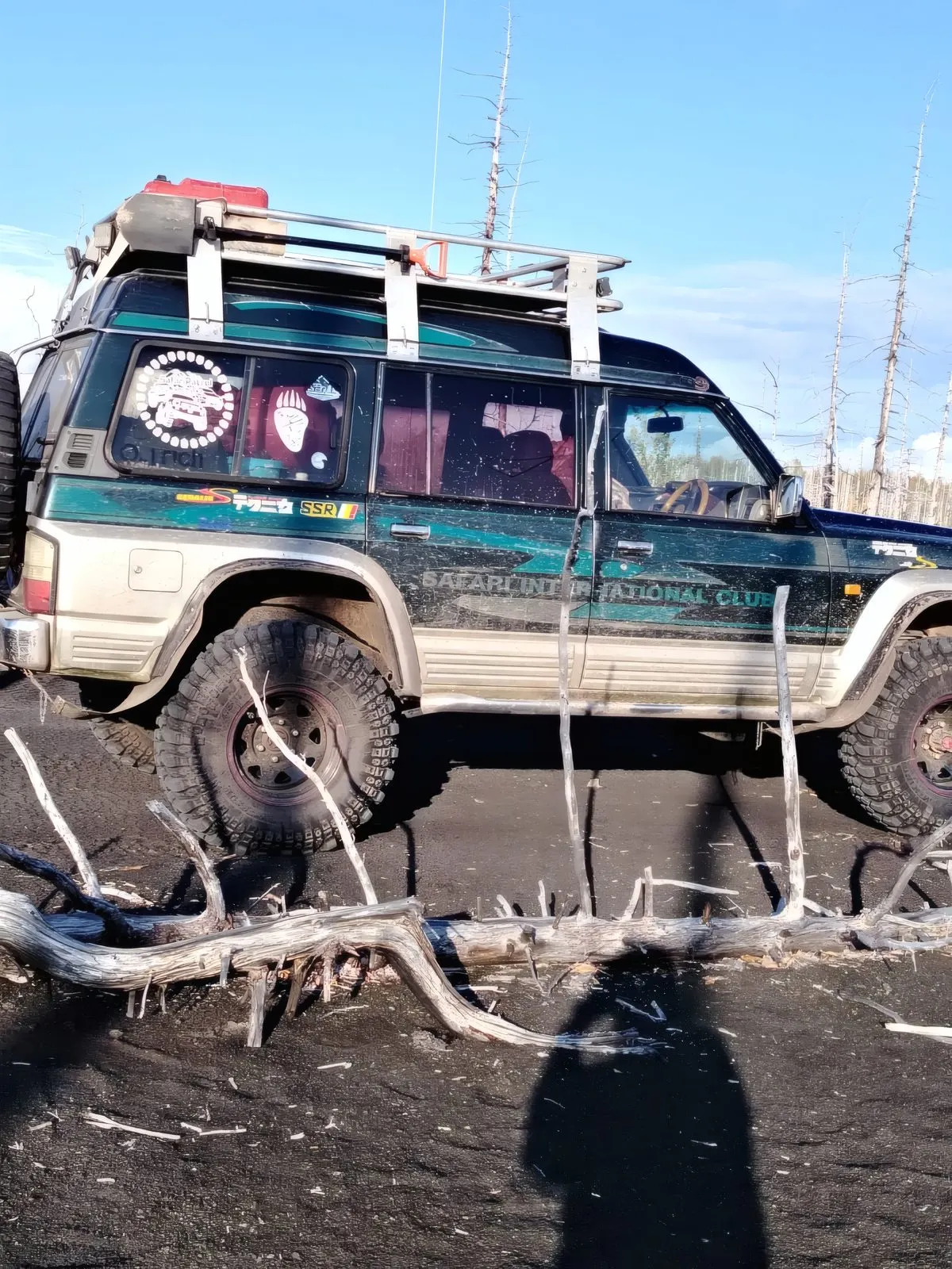 Nissan Safari с экспедиционным багажником на вулканическом шлаке